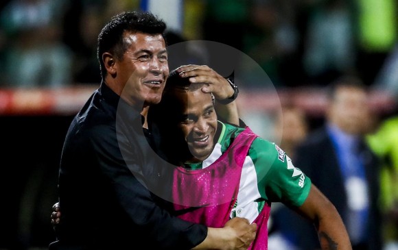 Pese a los rumores Almirón mantiene una buena relación con los referentes del club. FOTO jaime pérez