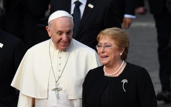 El Papa Francisco llegó ayer, lunes, a Chile y fue recibido por la presidenta Michelle Bachelet. FOTO AFP