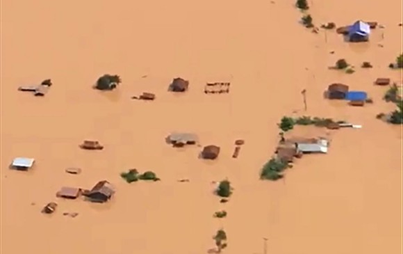 Cientos de desaparecidos tras colapso de presa hidroeléctrica en Laos 