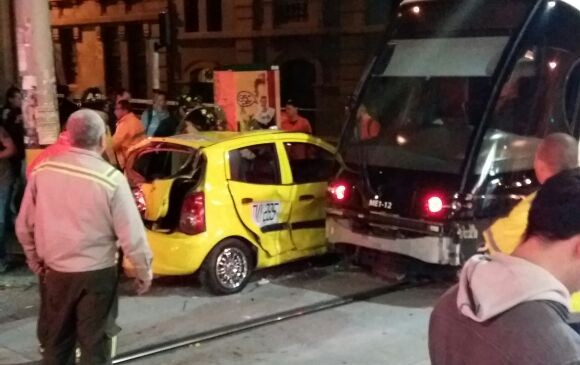 Aparatoso accidente entre un taxi y el tranvía dejó un lesionado