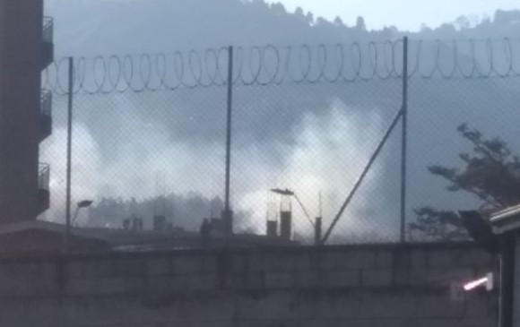 Vecinos del sector enviaron fotografías del incendio en el sector La Maruchenga de Bello. FOTO CORTESÍA 