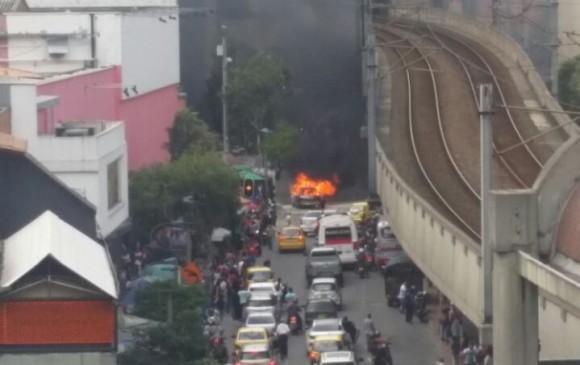 Un automóvil se incendió en pleno Centro de Medellín 