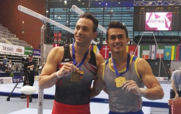 Jossimar Calvo y Jose Luis Cifuentes posan con sus preseas conseguidas este sábado. FOTO CORTESÍA