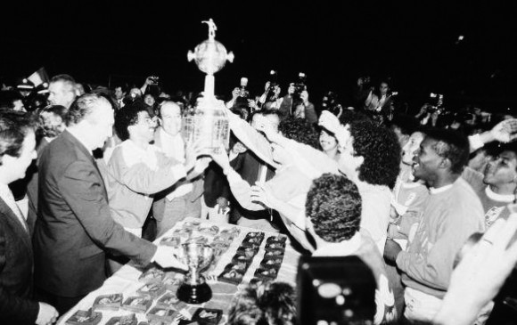 Pasaron 41 años, desde que se disputó la primera Liga en Colombia, para que un club del país fuera campeón de la Copa Libertadores. En la imagen, la celebración de Atlético Nacional por el título de 1989. FOTO ARCHIVO EL COLOMBIANO