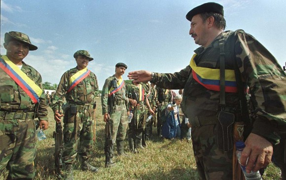 En los diálogos del Caguán las Farc exhibieron todo su poderío militar. En la foto “Jojoy”, instruye las tropas