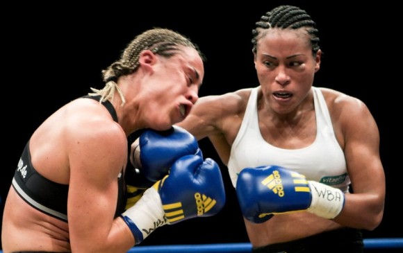 El castigo de la campeona Cecilia Braekhus (derecha) es notable. Su oponente besó la lona en el sexto round. El 2010 se habían visto. En esa ocasión, Cecilia ganó en el 7° asalto. FOTO cortesía 