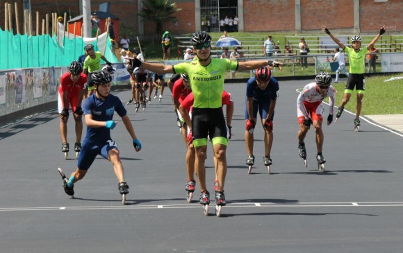 El paisa Juan Pablo Arango celebra la medalla de oro en la prueba de media maratón con la que se cerró esta disciplina en los Juegos Supérate en Buga. FOTO CORTESÍA-FEDEPATIN