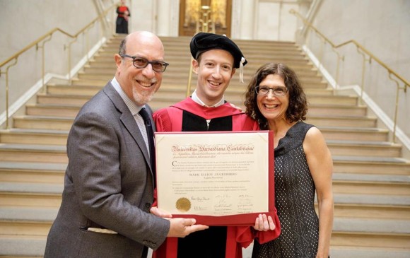 Mark Zuckerberg posteó en Facebook esta foto de su grado, en compañía de sus papás. FOTO cortesía facebook.