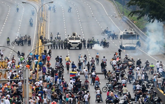 Fuertes disturbios en marcha de miles de opositores en Venezuela