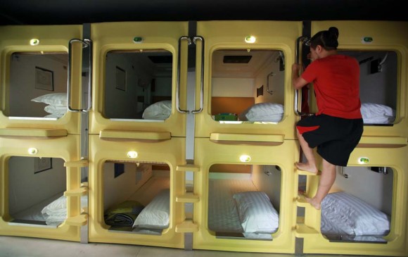 Las habitaciones en cápsulas son una buena manera de ahorrar y dormir bien en Japón. FOTO AFP