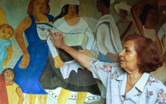 Lola Vélez en febrero de 2001 durante una exposición de sus obras en el Hotel Belfort, en Medellín. FOTO ARCHIVO