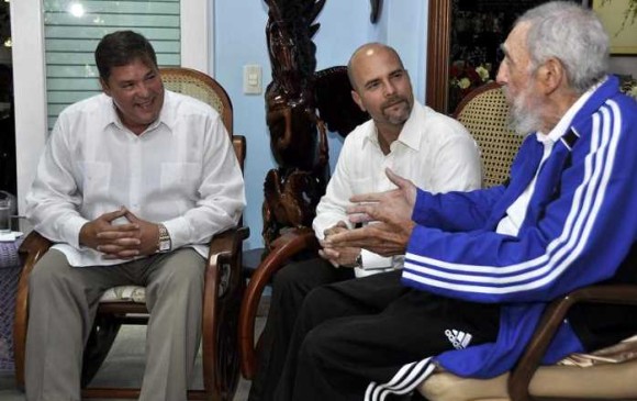 El expresidente cubano conversó un largo rato con los liberados. FOTO CORTESÍA AGENCIA CUBANA DE NOTICIAS. 