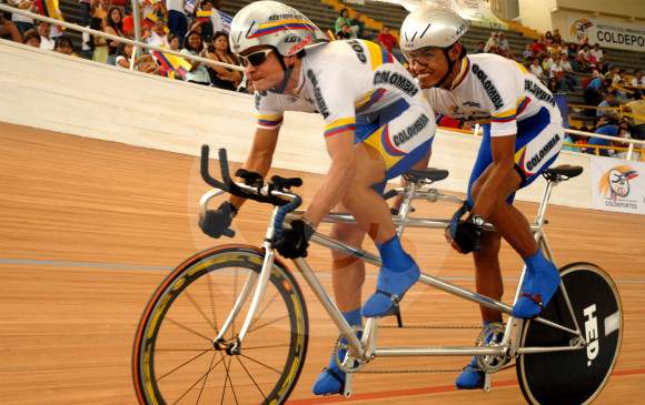 El equipo de tándem que conformaron Juan Carlos Carreño (adelante) y Carlos Arciniegas cuando competían. Ambos fueron séptimos en los Paralímpicos de Pekín 2008. FOTO archivo ec.