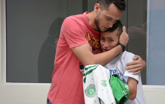 Johan Ramírez, el “niño ángel”, con el jugador de Chapecoense Helio Neto, sobreviviente de la tragedia. FOTO CHAPECOENSE FÚTBOL CLUB