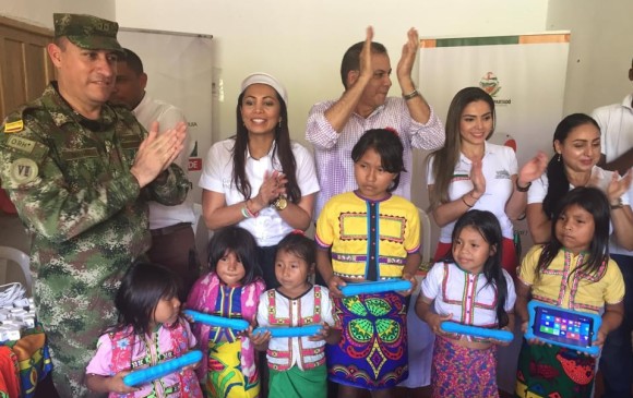 La gerente indígena, Llanedt Martínez, y el alcalde de Apartadó, Eliécer Arteaga, en el acto de inauguración del nuevo colegio etnocultural en Urabá. FOTO cortesía gerencia indígena de antioquia