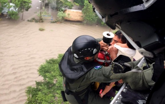 La Fuerza Aérea Colombiana ha rescatado más de 100 personas afectadas por las inundaciones en el país. FOTO cortesía fac