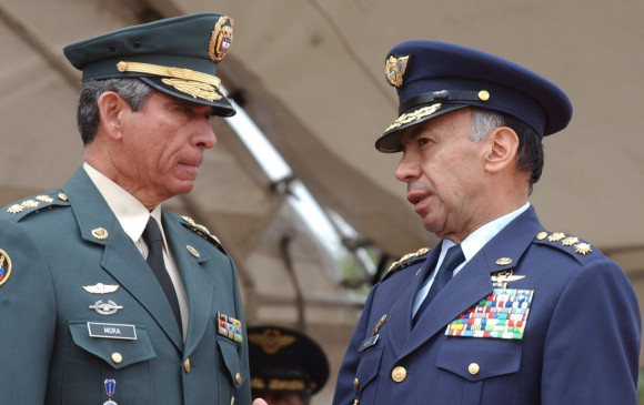 El entonces comandante de la FAC, Héctor Fabio Velasco (derecha), dijo inicialmente que había sido una bomba detonada por las Farc. FOTO ARCHIVO