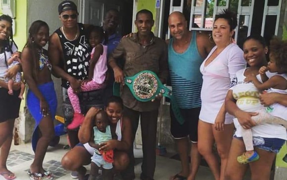 Con su familia en Turbo, en una de sus visitas, en las que celebraron con faja mundial WBC, llamada Silver.
