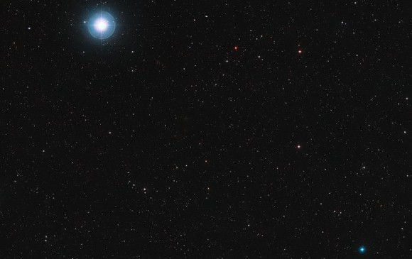 Esta imagen muestra el cielo que rodea a la estrella enana roja Ross 128 en la constelación de Virgo. FOTO: Cortesía ESO, Digitized Sky Survey 2, Davide De Martin.