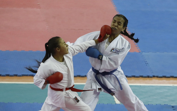 Juveniles en acción en el Polideportivo Sur de Envigado, y los gestores del Open, Lina, Juan Camilo y sus hijos. FOTOS Manuel Saldarriaga y cortesía Entrenarte 