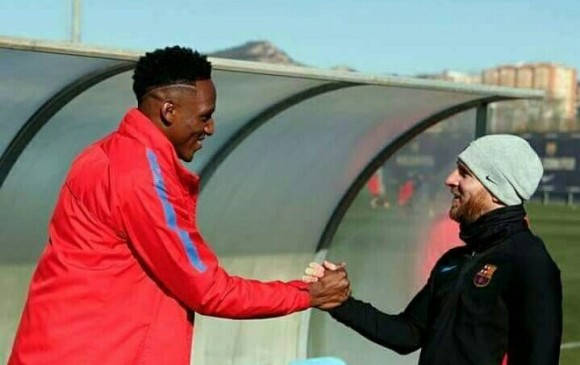 Yerry tuvo contacto con sus nuevos compañeros, los visitó en el campo de entrenamiento. Aquí, con Messi.