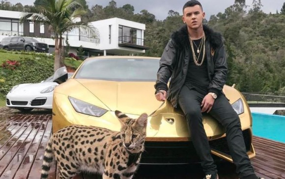 Este es Kevin Roldán con su mascota y su Lamborghini. FOTO Tomada del Instagram kevinroldankr