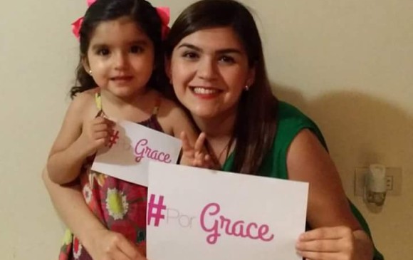 Desde el cinco de septiembre, los padres de Grace invitaron a las personas a tomarse fotos con cartel con la etiqueta #PorGrace, para incentivar el debate del uso de la marihuana medicinal. FOTOS CORTESÍA