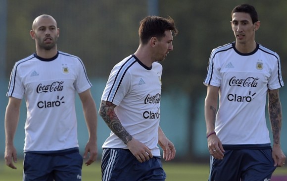Lionel Messi y Ángel Di María son los jugadores que más le preocupan al técnico de Chile, Juan Antonio Pizzi. FOTO AFP 