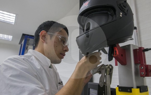 Uno de los laboratorios de pruebas de resistencia para cascos lo tiene en Medellín la empresa Inducascos. FOTO Donaldo Zuluaga