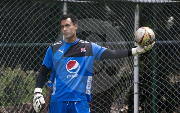 Con sus 1,95 metros de estatura el arquero del Medellín se consolida como uno de los más seguros del torneo, ha recibido 15 tantos en la Liga. FOTO Juan Antonio Sánchez