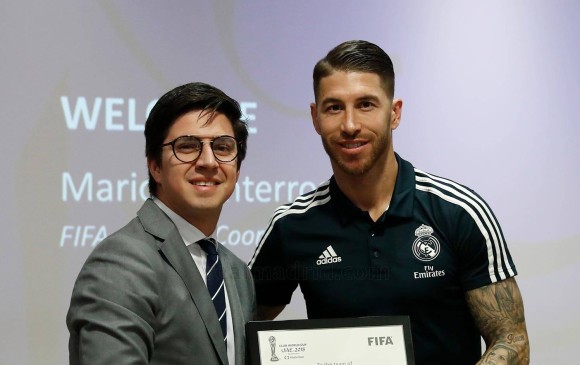 El capitán del Real Madrid, Sergio Ramos, recogió una placa que otorga la Fifa al Real Madrid como participante en el Mundial de Clubes 2018. FOTO REAL MADRID