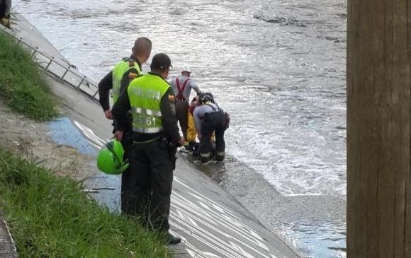 Personal de Bomberos rescataron en la tarde de este viernes a una mujer que cayó al río Medellín. CORTESÍA Andrés Hc ‏@Hc_uno