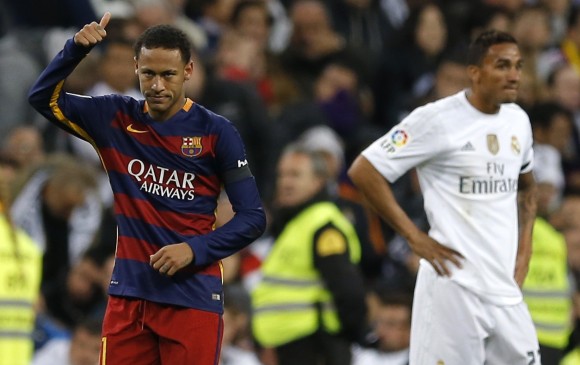 Neymar, uno pilares del Barcelona, celebró ante el público del Madrid. FOTO AP