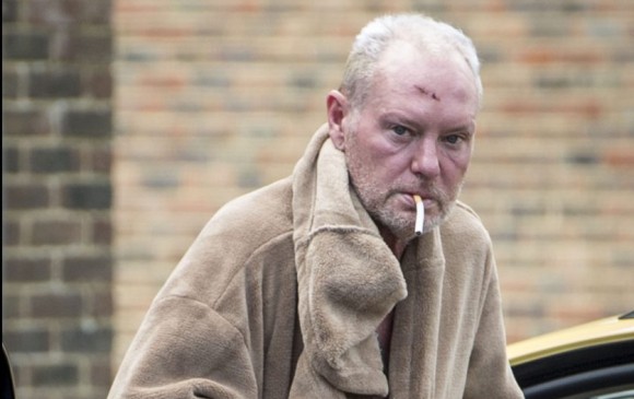 En las imágenes se observa al jugador de 49 años bajándose de un taxi en bata y fumándose un cigarrillo. FOTO Tomada de https://www.thesun.co.uk
