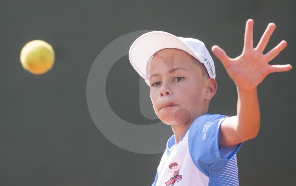 A sus once años Daniel Restrepo vive feliz con el tenis de campo, pero quiere complementar su vida practicando música, que es su otra pasión. Le falta la guitarra. FOTO manuel saldarriaga 