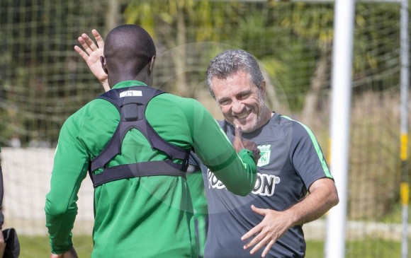 Así como en esta imagen durante el entrenamiento de Nacional, el técnico Lillo quiere sonreír este sábado con la clasificación del equipo a la semifinal de la Liga Águila-2. FOTO juan antonio sánchez.