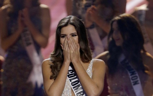 La emoción de Paulina Vega fue evidente al recibir la noticia. FOTO AP