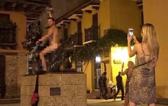 La fotografía muestra el momento en que un turista posa desnudo sobre la escultura “La Gorda Gertrudis”, ubicada en el centro histórico de Cartagena. FOTO COLPRENSA