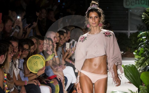 Accesorios para acompañar el vestido de baño se vieron en el desfile. FOTO Jaime Pérez