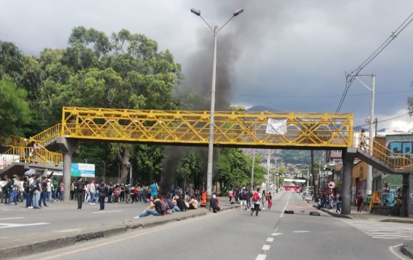 Las refriegas se registraron en la portería de la calle Barranquilla. FOTO: CORTESÍA GUARDIANES ANTIOQUIA