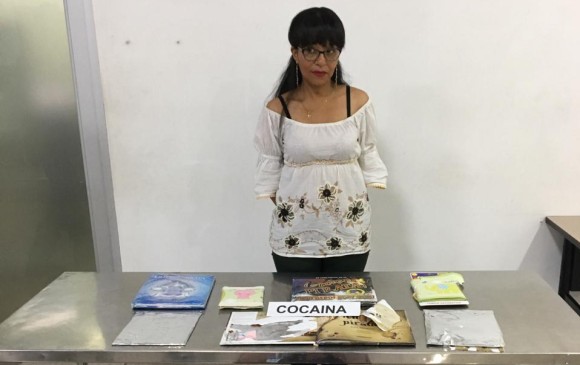La profesora detenida en el aeropuerto Rafael Núñez que pretendía transportar cocaína en libros infantiles: FOTO: POLICÍA