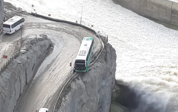 Un bus casi se va al vertedero de Hidroituango 