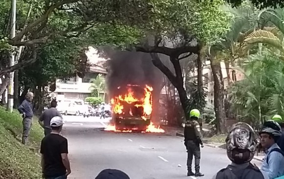 Un bus fue quemado en plena vía del barrio Calasanz