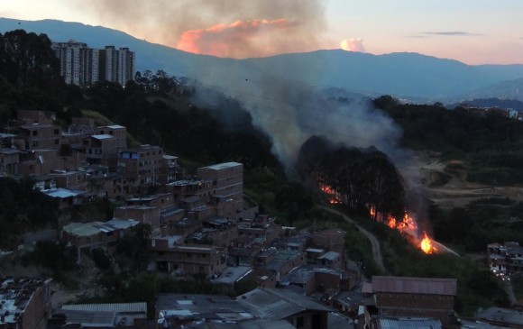 Este es uno de los incendios que se presentan este viernes en Medellín. FOTO Cortesía Valeria Agudelo
