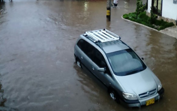El barrio El hipódromo sufrió inundaciones en vía pública. FOTO CORTESÍA