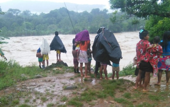 Una empalizada del río Murindó afectó varias familias indígenas, las que solo quedaron con lo que llevaban puesto. FOTO cortesía