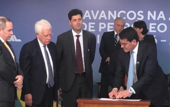 El presidente de Ecopetrol, Felipe Bayón, firmó en Brasilia el Contrato del bloque Pau-Brasil que fue adjudicado el pasado 28 de septiembre. Foto: Cortesía Ecopetrol