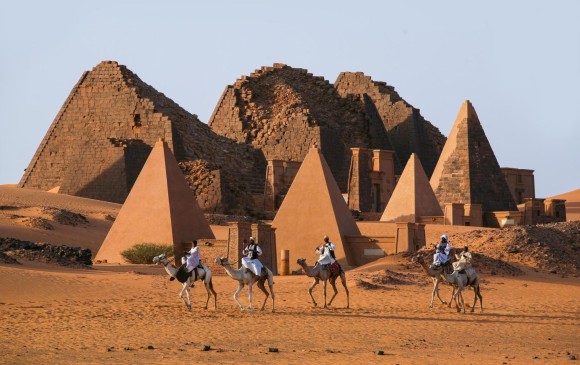 Las pirámides sirven de tumba a los mandatarios del reino de Kush, y están distribuidas en tres grupos a lo largo de la ciudad. FOTOS sstock / cortesía wikimedia Commons