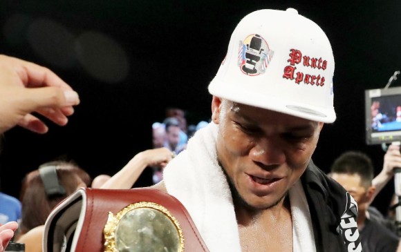 Eléider luce orgulloso el cinturón de campeón mundial que reconoce la WBO -Organización Mundial de Boxeo-. En menos de dos semanas estará en Colombia para celebrar en Urabá. FOTO AFP 