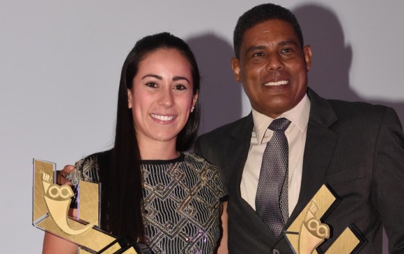 Mariana Pajón y Luis Lorduy, presidente de la Liga de Atletismo, quien recibió el premio de Caterine Ibargüen, ausente. FOTO cortesía-gobernación